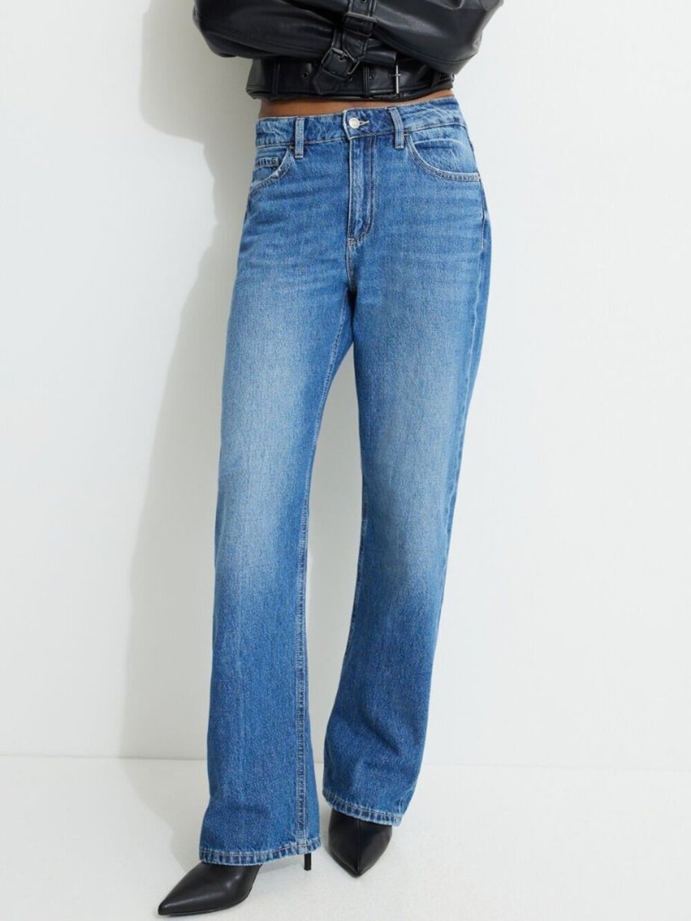Dynamite Mika Mid Rise Relaxed Straight Leg Jeans Size 30 10 EUC
